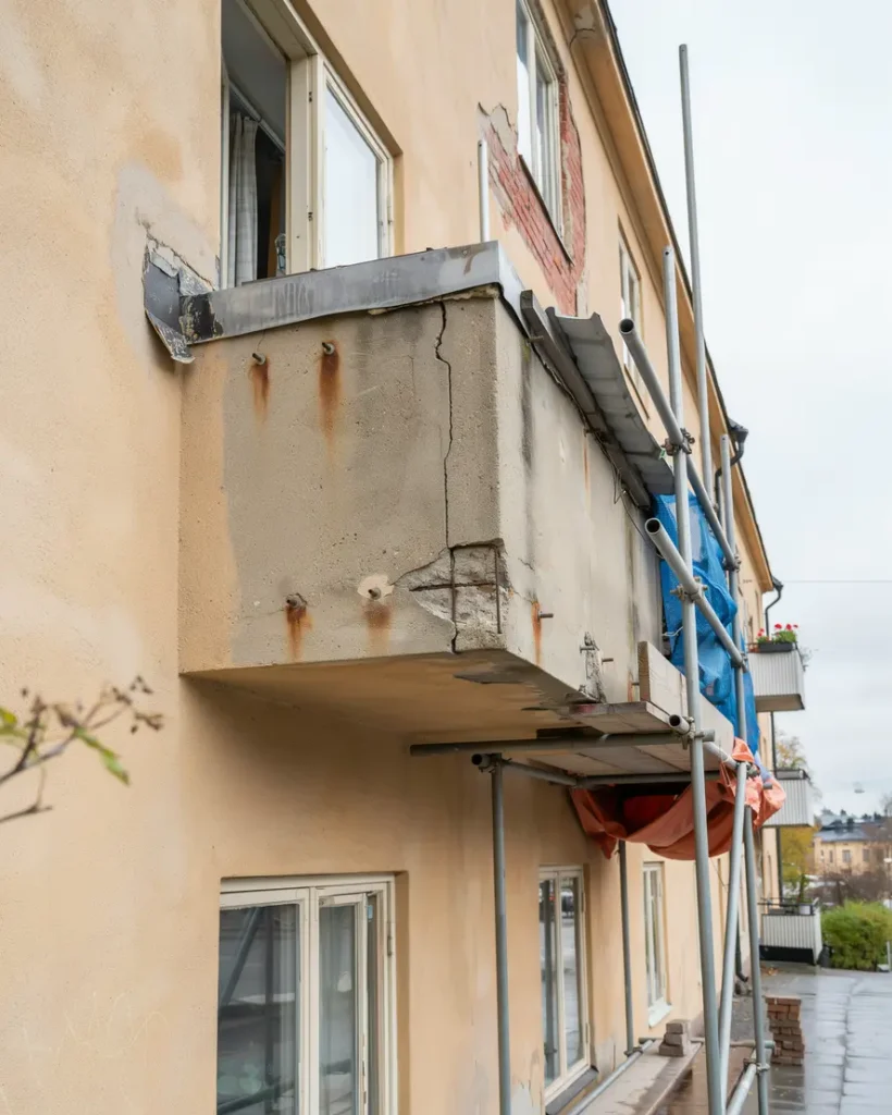 renovera balkong tecken p slitage smarta tg rder och vad du b r t nka p innan du startar