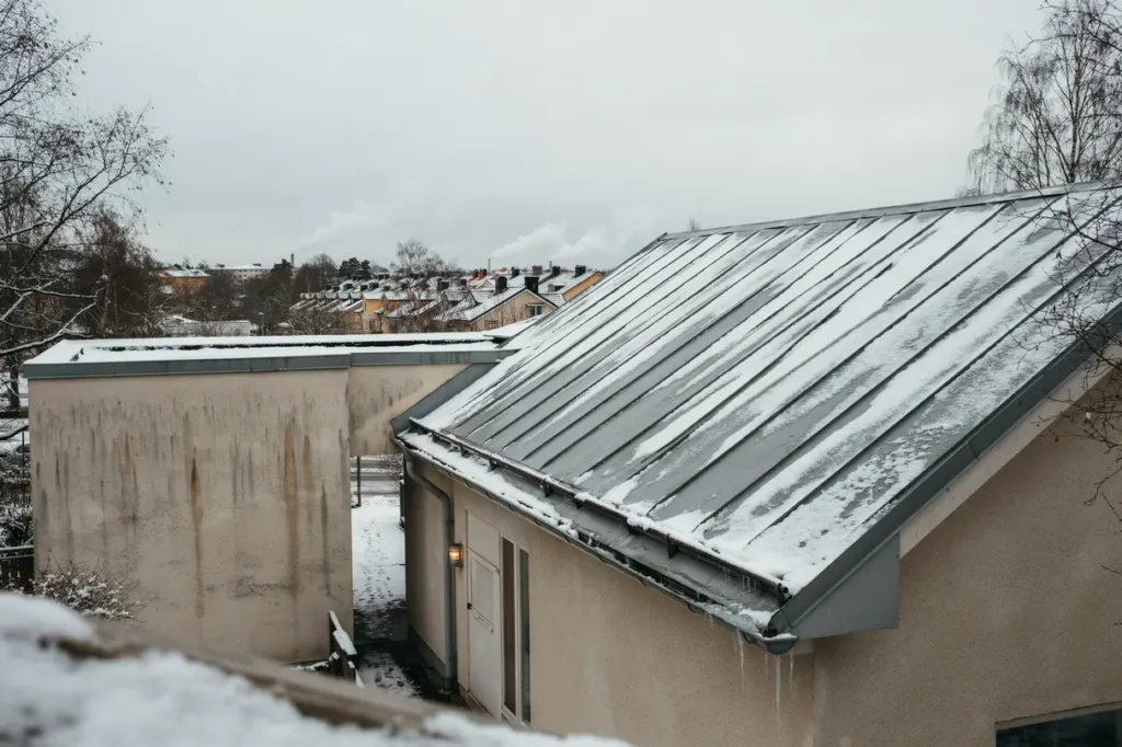 sn skottning p platta och lutande tak i h gdalen